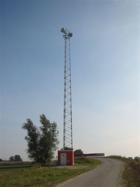Funkturm mit Feststation am Kabelhaus Buchholz BAB A14